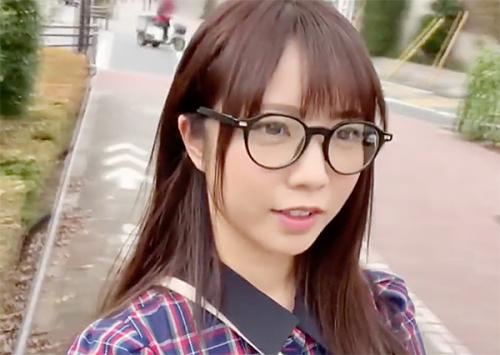 戸田真琴が街に出て気付かれたらセックスする企画でバレてしまいチンポを咥えておっぱいを揉まれて挿入されハメまくる