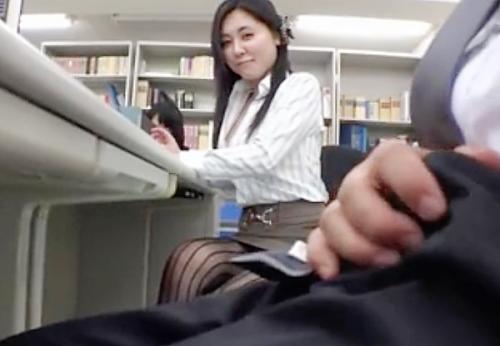 女子社員のパンストパンチラを見て勃起したらバレるがチンポを触られ咥えられパンストをずらしてハメまくる淫乱美女！