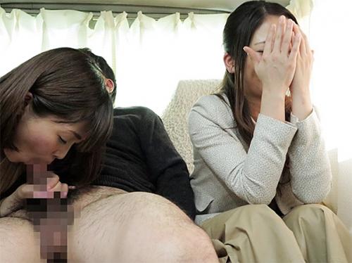 目の前でフェラ抜きされる旦那を見た奥さんが発情しておっぱいを揉まれ興奮してフェラしてハメられ喘ぎまくる淫乱人妻！