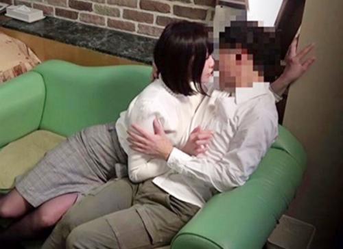 綺麗な奥さんが若い男をラブホに連れ込んでおっぱいを揉ませて乳首やチンポを舐めまくり挿入して喘ぎまくる淫乱人妻！