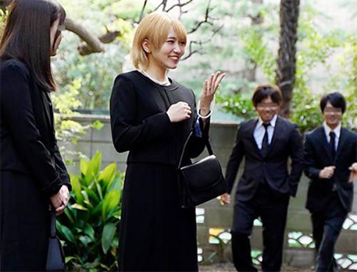 法事で再会した可愛い同級生を酔わせておっぱいを揉み手マンすると興奮してみんなのチンポを舐めまくり乱交で感じまくる淫乱娘！