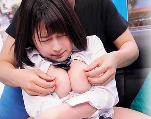 可愛い女子校生がお金のためにキスしておっぱいを揉まれ手マンで興奮してチンポを咥えてハメられ喘ぎまくり中出しされる！