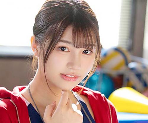 水泳部の可愛い女子マネージャーが部員のチンポを舐めまくり手マンで興奮してフェラしながら挿入され3Pでハメまくり顔射される