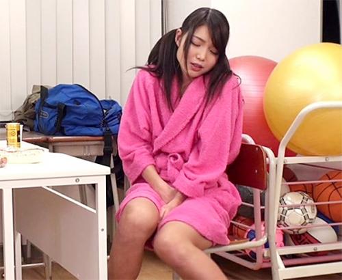 碧しのに媚薬を飲ませてマッサージをしておっぱいやお尻を揉むと興奮して手マンで感じまくりチンポを舐めまくり顔射される！