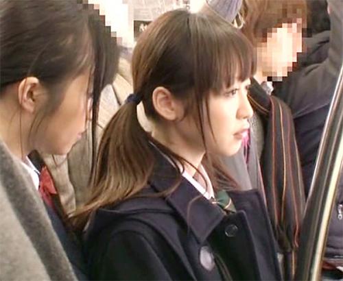 《レズ痴漢》可愛い女子校生が同じ女子校生に電車で痴漢されてお尻を揉まれ手マンで感じてイってしまいお漏らしする淫乱JK