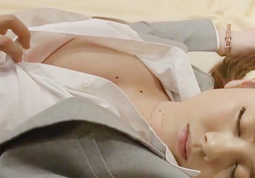 女上司が泥酔したのでホテルに連れ込みパンチラを覗き巨乳を揉むとバレるがフェラしてクンニで感じてハメまくる淫乱上司