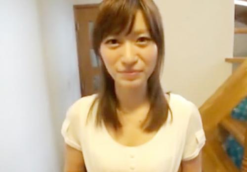美人奥さんが旦那が帰ってくるまでの数時間の間に男を自宅に連れ込みチンポを咥えて挿入してもらい中出しされる淫乱人妻！