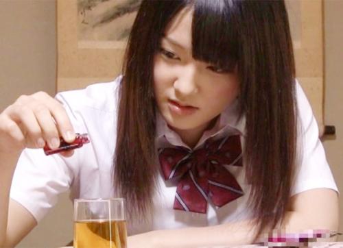 可愛い女子高生が男友達の家で媚薬を試してみると発情してオナニーを始めてチンポを舐めまくりハメさせて喘ぎまくる！