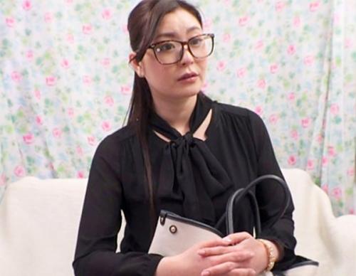 メガネの綺麗な奥さんのおっぱいを揉みバイブで興奮させてホテルに連れ込むとフェラして騎乗位やバックでハメまくる淫乱人妻