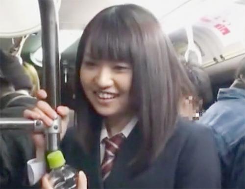 可愛い女子校生が電車で痴漢されて手マンされおっぱいを揉まれ電マで興奮してしまい声を我慢してイってしまう淫乱JK！