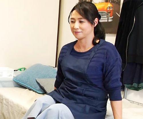 おばさんレンタルの五十路の熟女にデッサンモデルをお願いして脱がせておっぱいを揉み手マンで興奮してフェラしてハメまくる