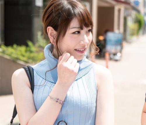 《人妻ナンパ》綺麗な奥さんの下着を拝見しておっぱいを揉みバイブで興奮させるとチンポを咥えその場でハメて中出しされる！