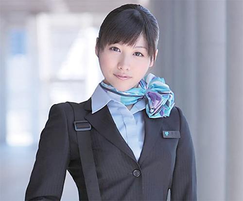 制服の美人CAとベロチューをしておっぱいを揉みクンニで感じてさせるとフェラしてパンストを破り着衣のままハメまくる淫乱美女