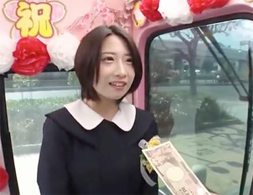 卒業式直後の可愛い女子校生に謝礼を渡しておっぱいを揉まれ手マンするとチンポを咥えて素股で興奮してハメまくる淫乱JK！
