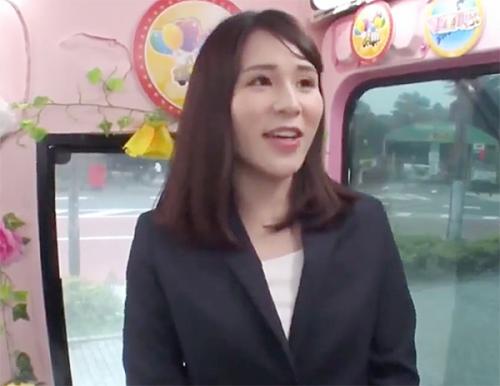 《素人ナンパ》美人OLに謝礼を渡しておっぱいを揉み素股をしてもらうと興奮してるので挿入すると喘ぎまくる淫乱美女！