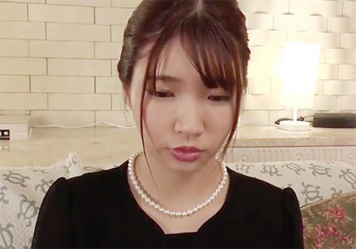 未亡人の綺麗な人妻がAVに出演しておっぱいを揉まれパンストを破られ手マンで興奮してチンポを咥えてハメられ喘ぎまくる