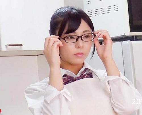 娘の友達に催眠にかかるメガネを掛けさせると発情して裸エプロンで野菜でオナニーを始めて飲尿してハメられ喘ぎまくる