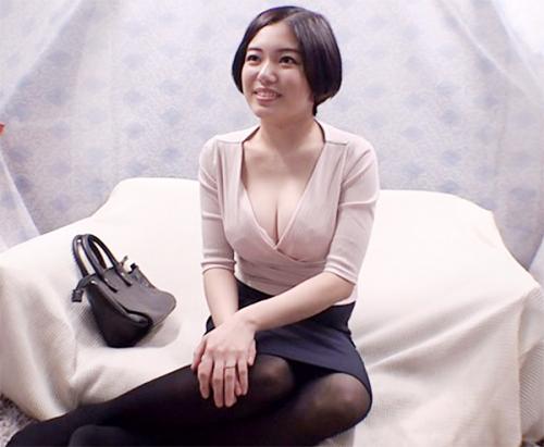 可愛い人妻に悩みを相談しておっぱいを揉み手マンで興奮してフェラして紙パンツで素股をすると破れてハメまくる