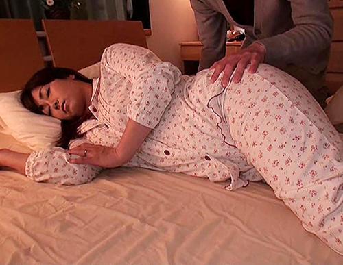 ムチムチの義母に睡眠薬を飲ませて巨乳を揉みまくり胸射して次の日に無理やりおっぱいを揉み強引にクンニする！