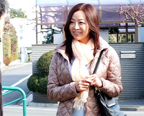 友達の綺麗なお母さんがメールでエロい写真を送ってきて誘惑されホテルでフェラして挿入され喘ぎまくる淫乱熟女！