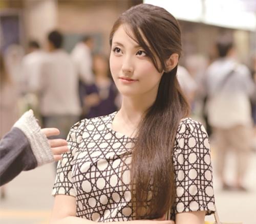 《人妻ナンパ》美人奥さんに声をかけておっぱいを揉み手マンで興奮させるとフェラしてハメられ腰を振り喘ぎまくる淫乱人妻