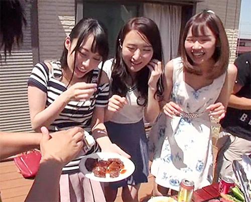 女子大生の彼女がサークルの飲み会で泥酔して王様ゲームで下着になりおっぱいを揉まれ手マンされチンポを舐めまくる