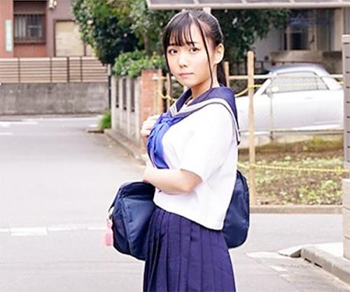 《痴漢》可愛い女子校生が電車でお尻やおっぱいを揉まれて手マンで興奮してトイレに連れ込まれみんなのチンポを咥える！