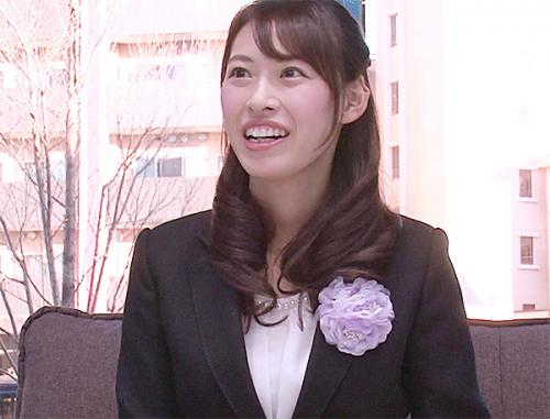 子供の入学式帰りの美人お母さんがマッサージでおっぱいを揉まれ興奮してクンニで感じてチンポを咥えハメられ喘ぎまくる！
