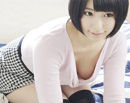 微乳の美少女が胸チラして乳首まで見えてるので覗いてたらバレるがおっぱいを見せてクンニで興奮してフェラ抜きする淫乱娘