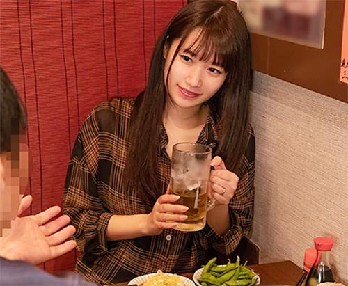 《人妻ナンパ》相席居酒屋にいた可愛い人妻を部屋に連れ込みおっぱいを揉み手マンするとチンポを咥えてハメまくる淫乱人妻