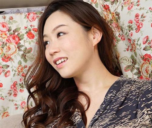 《人妻ナンパ》綺麗な人妻に下着を見せてもらいおっぱいを揉むと興奮してホテルでチンポを咥えてハメられ喘ぎまくる！