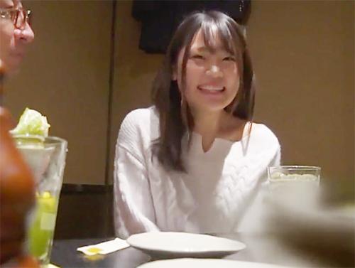 《素人ナンパ》可愛い美少女を男2人でおっぱいを揉み手マンしてアナルに指を入れると感じてるのでアナルセックスで喘ぎまくる