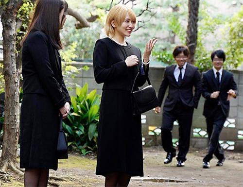 法事で再会した憧れの可愛い同級生を泥酔させてみんなでおっぱいを揉み興奮させるとチンポを咥えてみんなにハメられる！