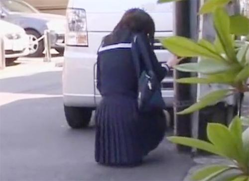 可愛い女子校生がおしっこを我慢できずこっそり野ションしてると襲われておっぱいを揉まれお漏らしさせイラマで咥え顔射される