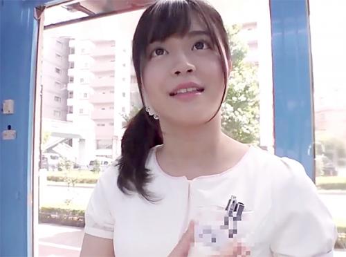 《素人ナンパ》可愛い素人娘にマッサージグッズを試してもらうと徐々に興奮して電マで潮を吹きフェラしてハメまくる淫乱娘