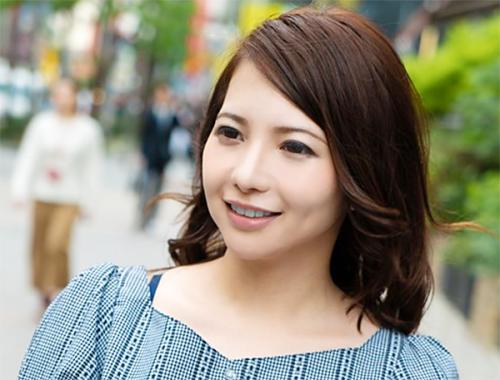 《人妻ナンパ》綺麗な人妻に下着を見せてもらいおっぱいを揉みバイブで興奮させるとフェラしてハメられ喘ぎまくる！