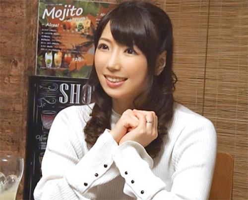 《人妻ナンパ》居酒屋で出会った三十路の人妻を部屋に連れ込みおっぱいを揉むとチンポを舐めまくりハメられ中出しされる淫乱人妻
