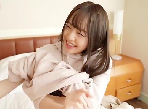 可愛い美少女とホテルに行くと乳首やチンポを舐めまくりクンニで感じて挿入されると騎乗位で腰を振りまくる貧乳娘！