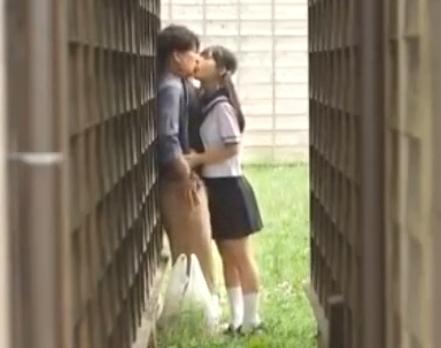 実家に帰って久しぶりに再会した学生のかわいい妹達と近親相姦種付けエッチ！