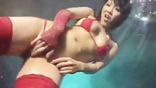 【ダンス】真っ赤なマイクロビキニで水着はだけまくりセクシーダンス！