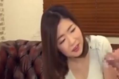 勃起チンポから目が離せない美熟女人妻のセンズリ鑑賞！