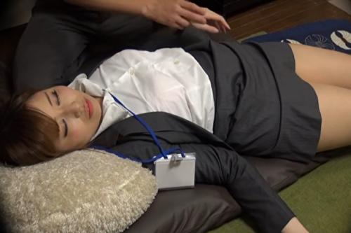 営業に来た生保レディを薬で眠らせ中出しレイプ！