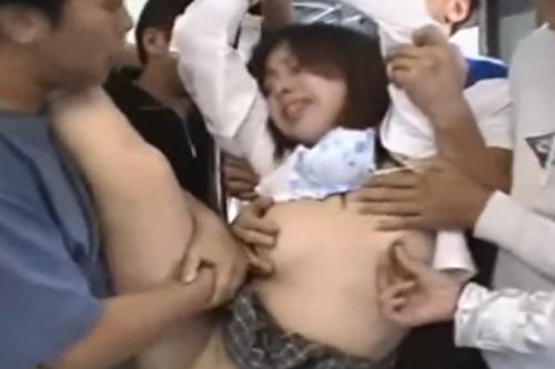 《痴漢レイプ》痴漢集団に囲まれてパコパコ生チンハメられる制服女子高生！