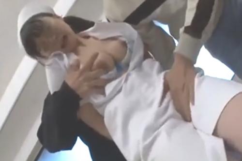 《レイプ/羽月希》巨乳看護師に襲いかかり二穴同時に中出しする鬼畜強姦魔たち！