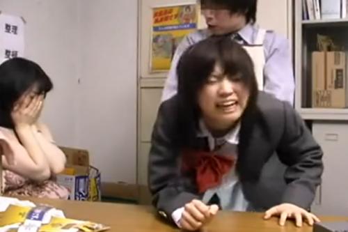 《親子丼レイプ》万引きした娘とその母親をお仕置き親子丼レイプ！