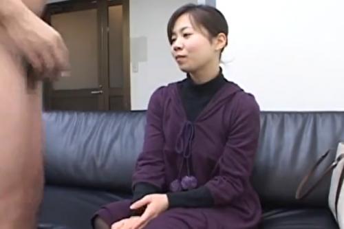 美人な素人新妻が刺激を求めてセンズリ鑑賞！