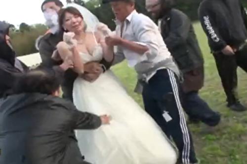 《人妻レイプ》鬼畜ホームレス集団に中出し凌辱される花嫁！