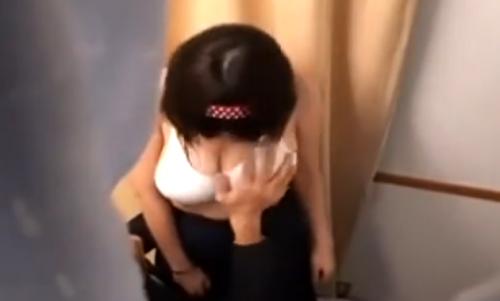 試着室で店員にいたずらされるロリ巨乳少女！！