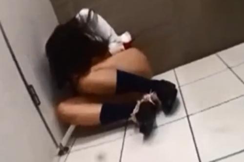 《レイプ》パチ屋のバイト店員をトイレで中出しレイプする鬼畜男！