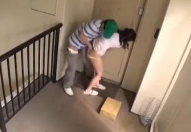 宅配業者に扮装したレイプ魔に媚薬チンポで即ズボ凌辱！！